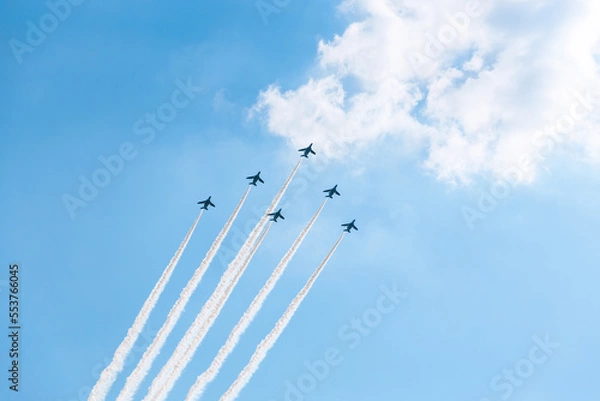Obraz 青空とブルーインパルスの編隊飛行
