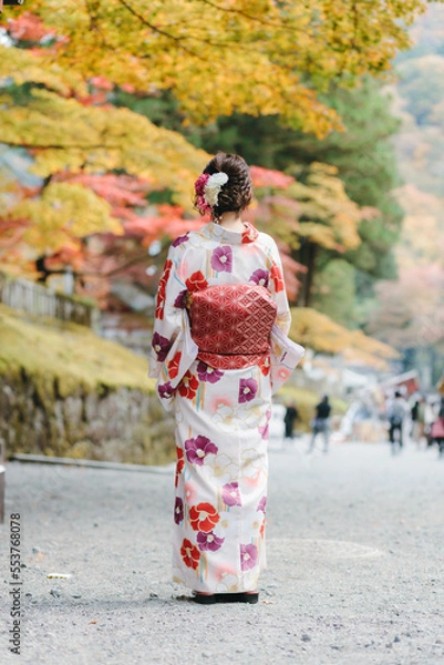 Obraz 紅葉と着物女子