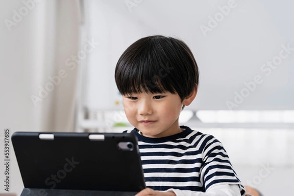 Fototapeta タブレットPCを見る日本人小学生の男の子
