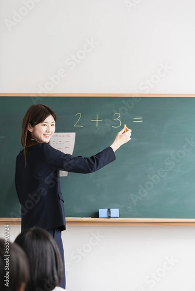 Fototapeta 板書する日本人女性教師