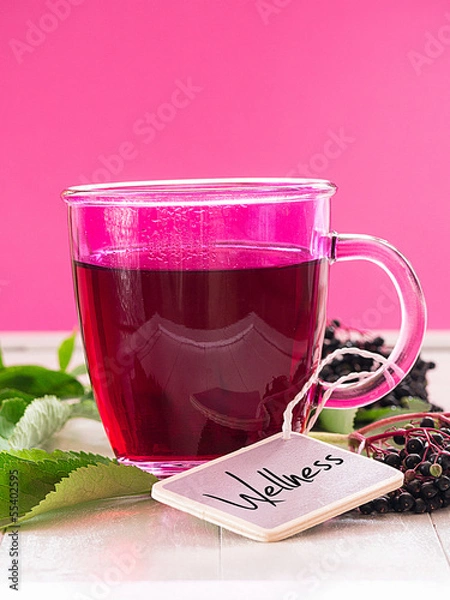 Fototapeta Früchtetee mit Holunderbeeren und Blättern