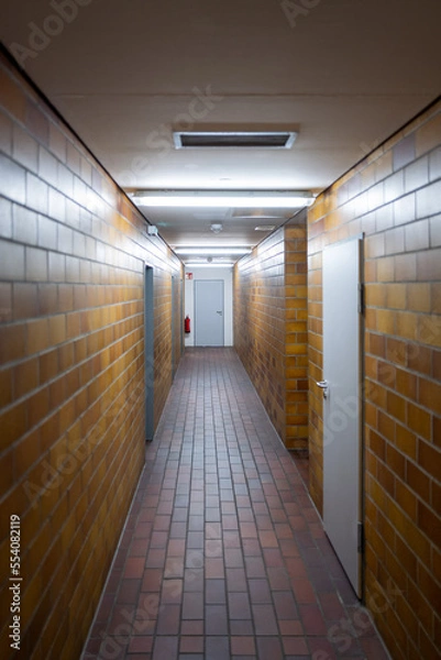 Obraz Beängstigender Flur in einem Gebäude 