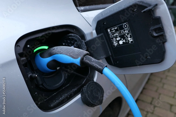 Obraz E-Auto laden bei Frost