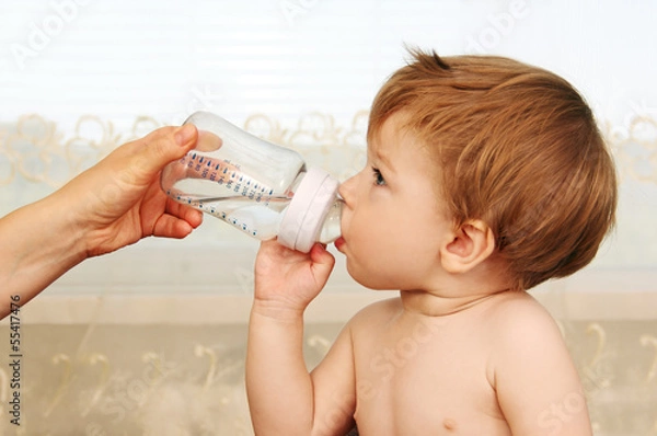 Obraz feeding a baby.
