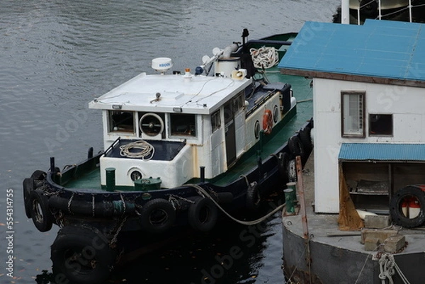 Obraz 船着き場に係留されている小型船舶