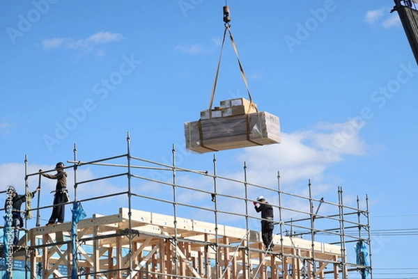 Obraz 住宅建設現場のクレーン作業