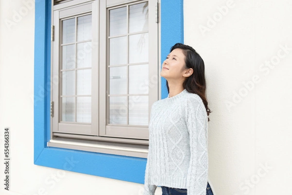 Obraz 屋外でくつろぐ女性