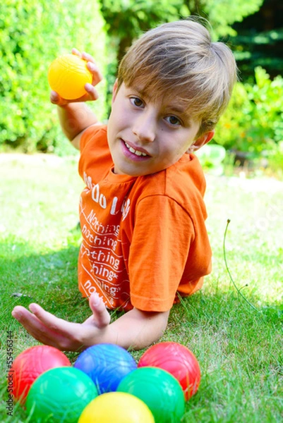 Obraz Junge mit Boccia Kugeln