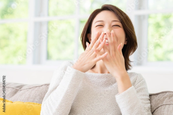 Fototapeta 部屋でリラックスする若い女性