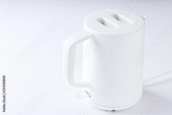 Fototapeta 白色の電気ケトル｜白背景（左スペース）