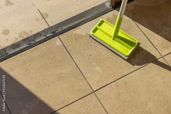 Obraz 玄関のタイルを掃除するイメージ