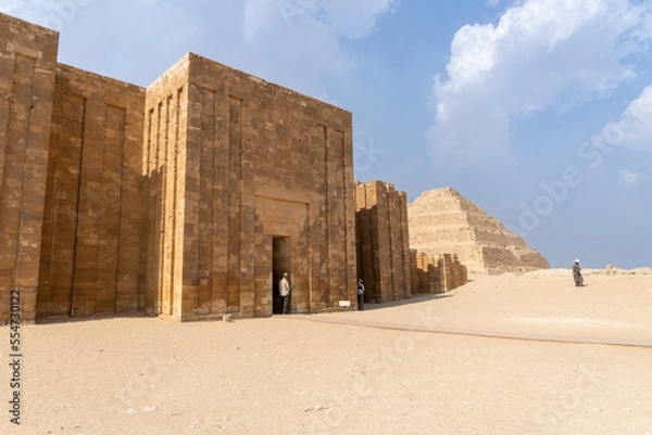 Obraz Image of the Saqqara necropolis where the temple and the pyramid appear, on a sunny day.