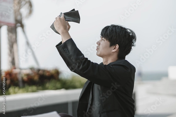 Fototapeta Employees fired or resigned from the company are opening their wallets but have no money. Unemployed, hiring job, quitting job concept.