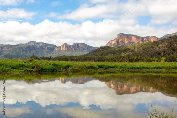 Obraz Steep cliffs of the Capertee canyon reflecting in water