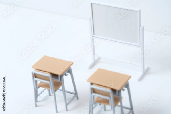 Obraz 教室の椅子と机のミニチュア小物