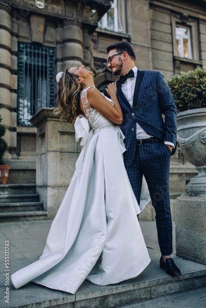 Obraz bride and groom dancing