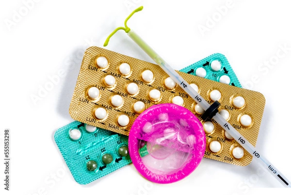 Fototapeta Moyens contraceptifs vue de dessus sur fond blanc.