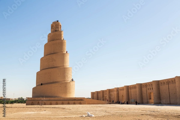 Obraz Samarra, Irak - listopad 2022: Minaret Malwia i Wielki Meczet w Samarze oraz ludzie idący na szczyt