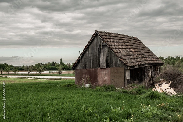 Fototapeta Windschiefe Hütte auf Wiese oder Bauplatz