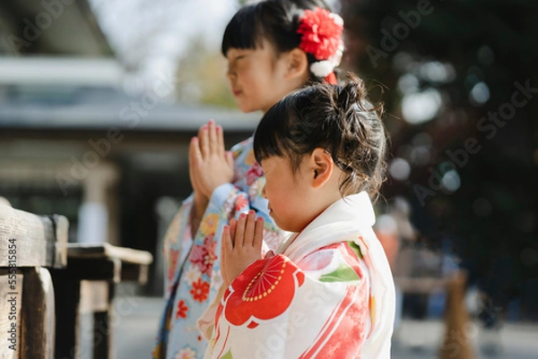 Obraz お参りする着物姿の幼い姉妹