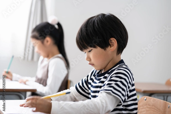 Obraz 教室で授業をうける小学生