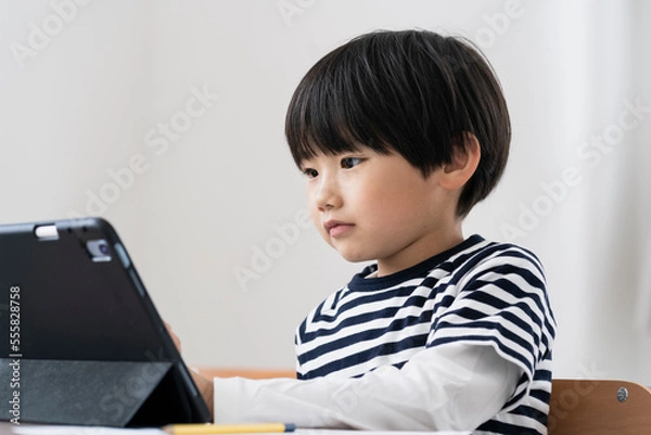 Fototapeta タブレットPCを見る日本人小学生の男の子