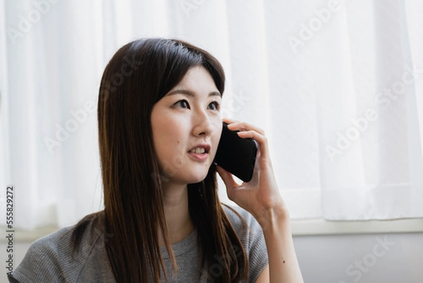 Fototapeta スマートフォンで通話する日本人女性