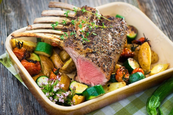 Obraz Grillowany Rack Kotlety Jagnięce z Ziemniakami i Warzywami