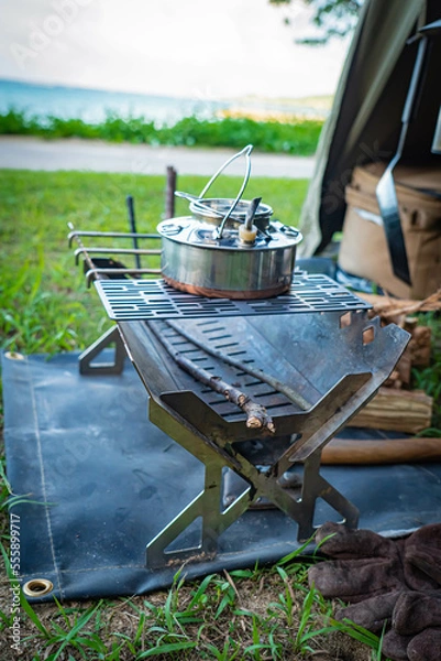 Fototapeta キャンプギア　キャンプケトル　ヤカン　無骨道具　焚き火台