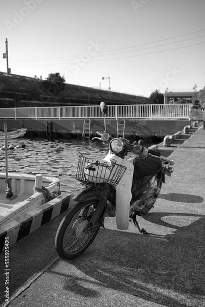 Obraz 港に停められた古いバイク