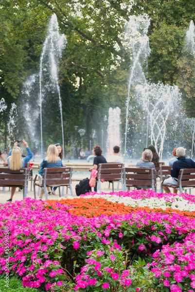 Obraz Gente descansando frente a la fuente de isla margarita Budapest