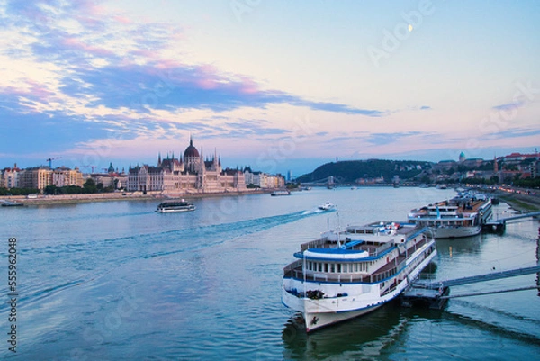 Obraz atardece junto al Danubio, con vistas al parlamento de Budapest
