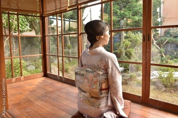 Obraz 古民家の縁側に座る着物を着た若い女性の後ろ姿