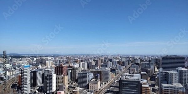 Fototapeta 青空の下の都市風景
