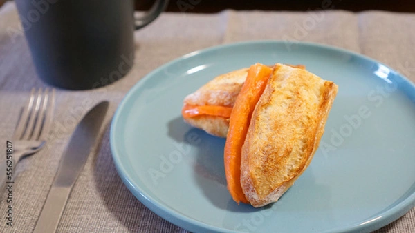 Obraz スモークサーモンをサンドしたフランスパンのおしゃれな朝食