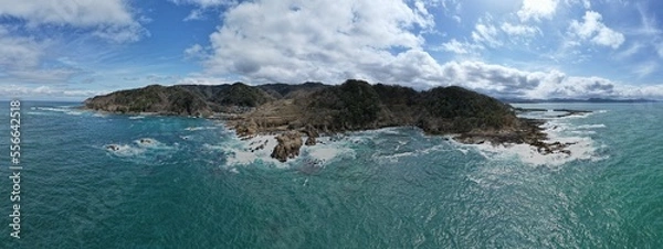 Obraz 京丹後市　まるで海外の様な山陰海岸ジオパーク　荒れる冬の綺麗な日本海