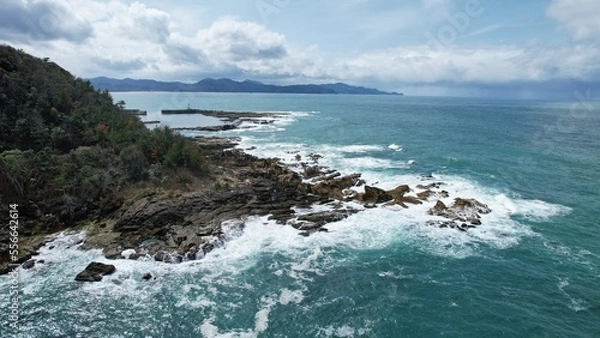 Obraz 京丹後市　まるで海外の様な山陰海岸ジオパーク　荒れる冬の綺麗な日本海