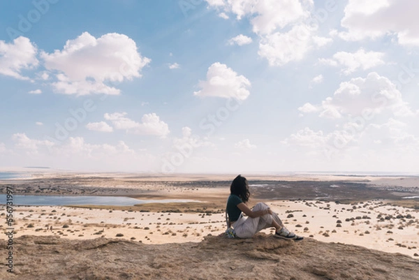 Obraz Girl on top of a hill in the Faiyum desert, contemplating the oasis.