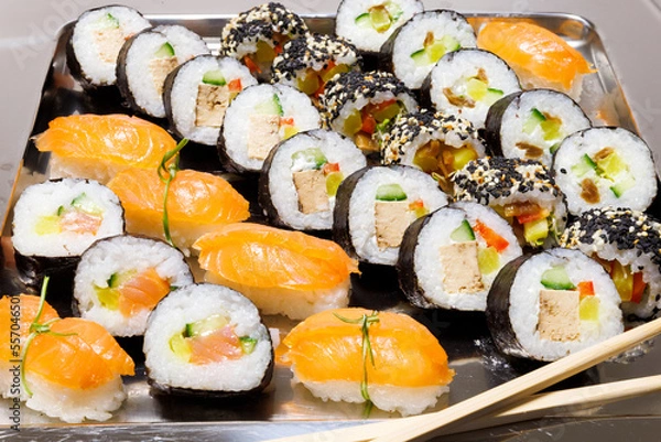 Obraz sushi warzywne vege z łososiem