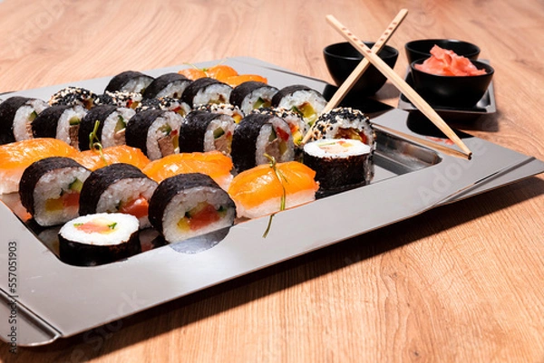 Obraz sushi z pałeczkami sezamem imbirem wasabi