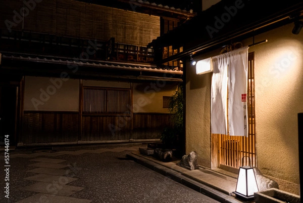 Obraz 京都の先斗町にある高級料亭の入り口