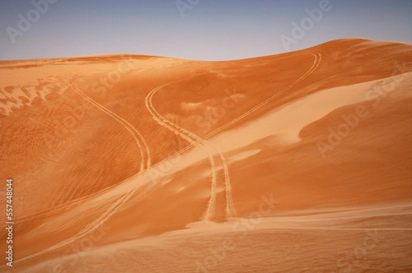 Obraz Reifenspuren eines Geländewagen in der Rimal al Wahiba Wüste,Oman,