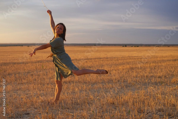Obraz Girl jumping at sunset