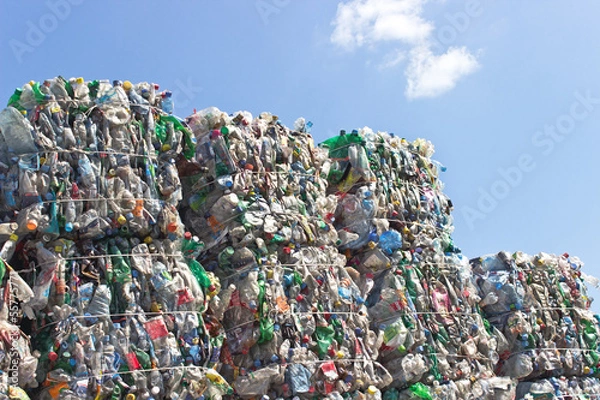 Fototapeta Stos plastikowych butelek do recyklingu przeciw błękitne niebo