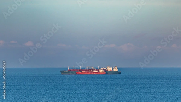 Obraz LNG Gasversorgung von Deutschland - Gas, Erdgaslieferung per Schiff in Lubmin vor Rügen Ostsee | Seapeak Hispania - Anthony Veder - Neptune