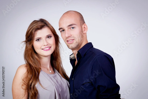 Fototapeta junges verliebtes lachendes paar umarmung portrait