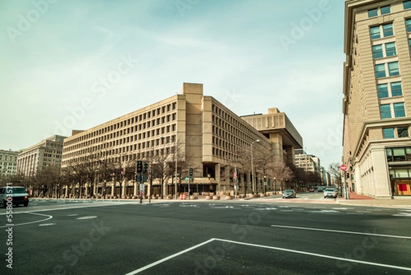 Fototapeta The J. Edgar Hoover Building, headquarters of the Federal Bureau of Investigation (FBI), in Washington, DC, seen from the intersection of Pennsylvania Avenue NW and 9th Street NW.