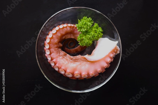 Fototapeta 皿に載せた茹で蛸、ボイルしたタコ、蛸の切り身、茹でタコ、黒背景
