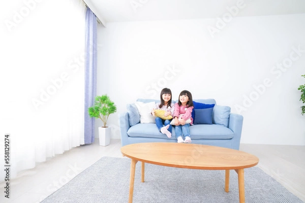 Fototapeta 楽しく遊ぶ小さな女の子たち