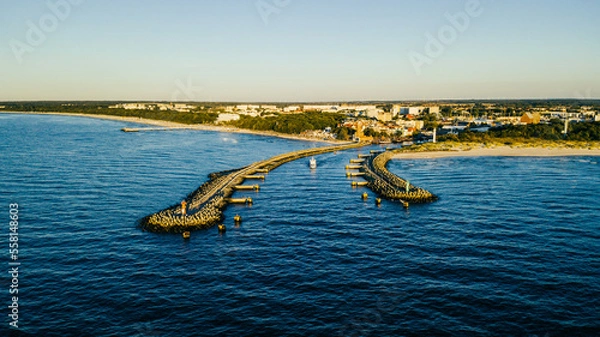 Fototapeta Wejście do portu, marina i latarnia morska w Kołobrzegu. 